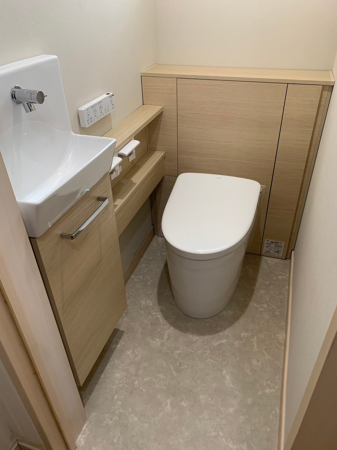 栃木県下都賀郡野木町でのトイレリフォーム事例（壁紙クロスと床の貼り替え込み）LIXIL Jfit