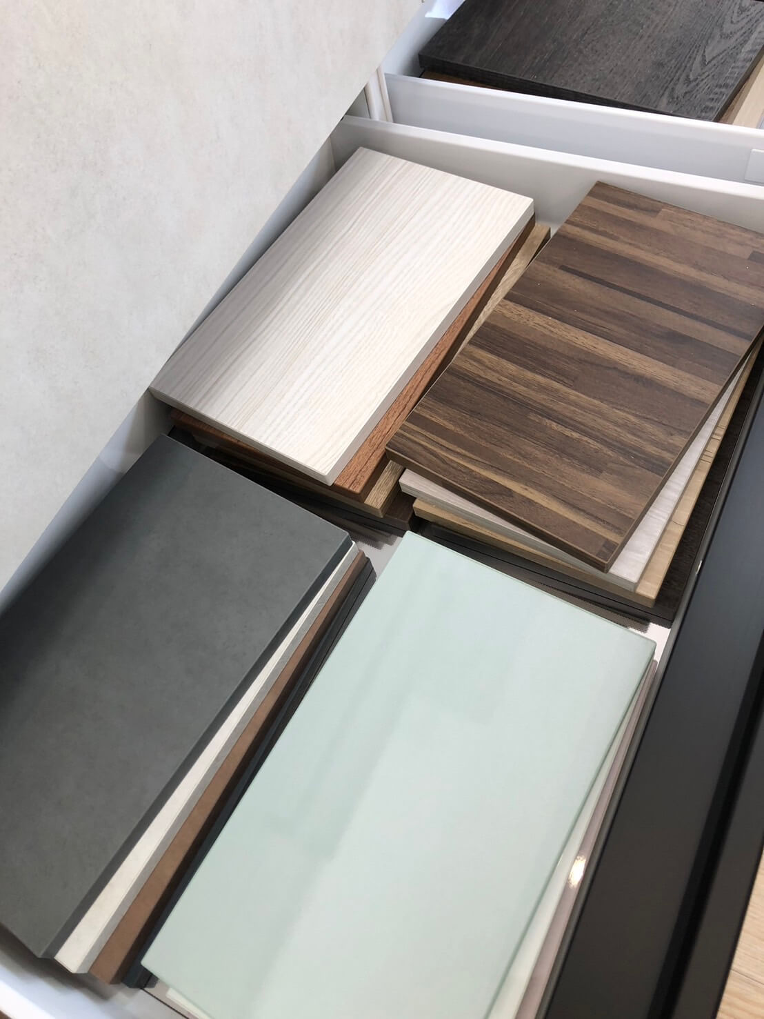 クリナップのキッチン　ラクエラの扉カラーサンプル