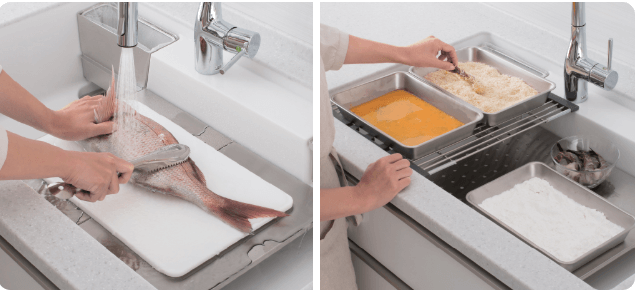 家事らくシンクで調理の下処理をしている