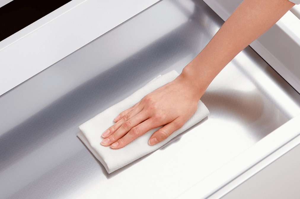 クリナップ ラクエラのステンレス底板を拭き掃除、汚れが落ちやすい